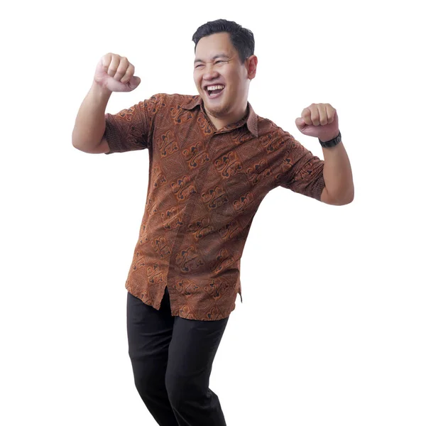Feliz divertido asiático hombre usando indonesio batik bailando completo de j — Foto de Stock