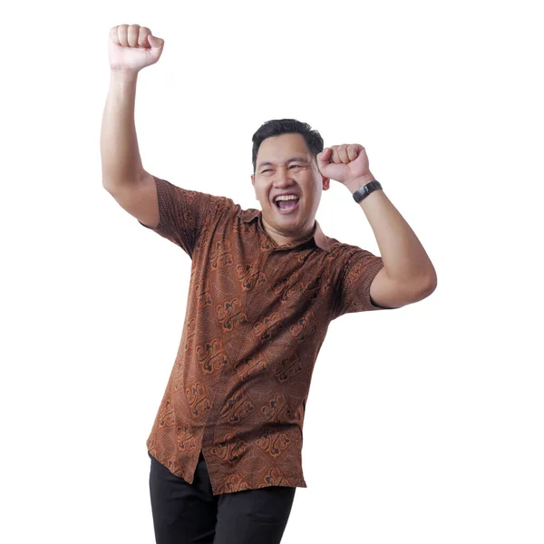 Feliz divertido asiático hombre usando indonesio batik bailando completo de j — Foto de Stock