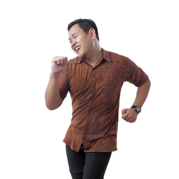 Happy Grappig aziatische man dragen Indonesisch batik dansen vol met J — Stockfoto