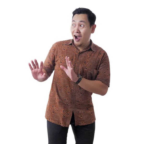 Asiático hombre usando batik camisa impactado a ver algo en su si — Foto de Stock