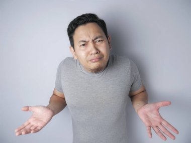 Asyalı adam shrug omuz ben jest bilmiyorum