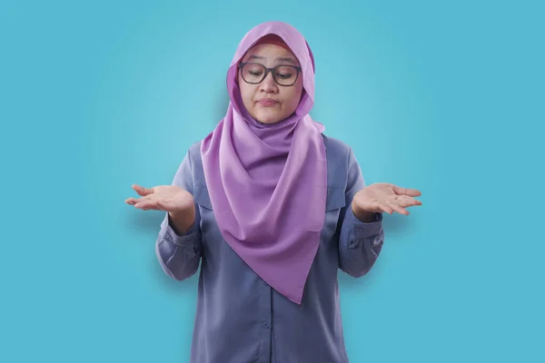 Muslimische Frau verwirrt bei Entscheidung zwischen rechtem oder linkem Choi — Stockfoto