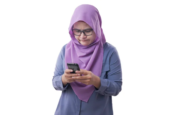 Muslimische Frau schaut ernsthaft aufs Handy — Stockfoto