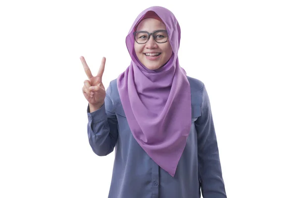 Muslim Woman Smiling and Shows Number Two or Peace Sign Gesture — Stok Foto