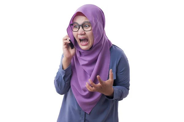 Fiatal nő dühös telefonon hívás, sikoltozva a telefon — Stock Fotó