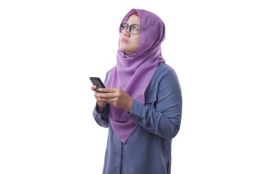 Akıllı Telefonla Konuşan Asyalı Kadın Düşünüyor