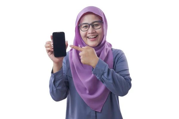 Muzułmanka patrząc na aparat uśmiecha się i pokazuje Smart Phone, Ph — Zdjęcie stockowe