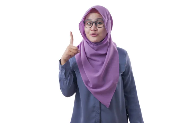 Mulher muçulmana asiática sorrindo e levantando dedo, número — Fotografia de Stock