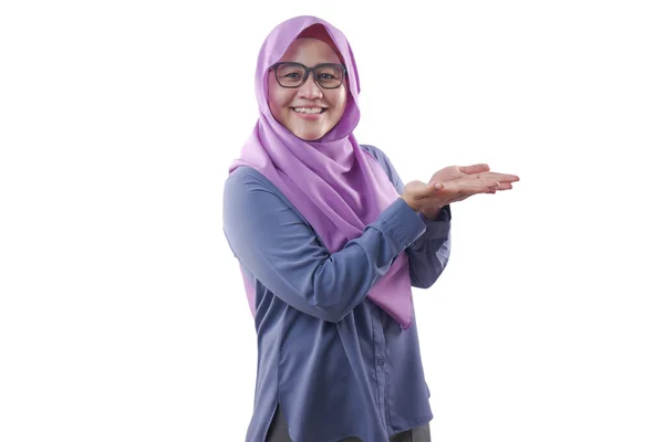 Muslim Lady mempersembahkan sesuatu di sisinya dengan Copy Space — Stok Foto