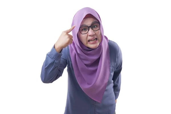 Rozzlobený muslim žena ukazující hlavou s dotazem použít váš mozek — Stock fotografie
