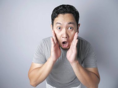 Komik Asyalı Adam Ağzı Açık Şok