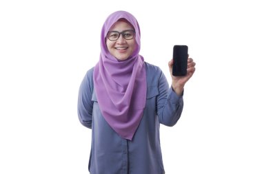 Müslüman Kadın Kameraya Bakıyor Gülümsüyor ve Akıllı Telefonu Gösteriyor