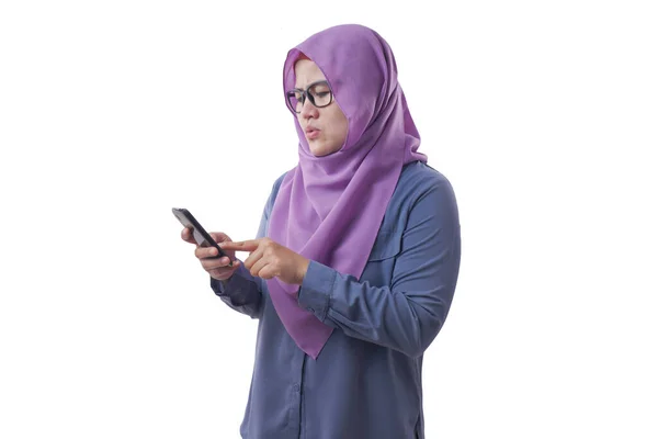 Muslimische Frau liest ernsthaft Nachricht auf ihrem Handy — Stockfoto