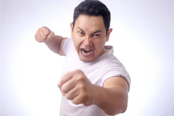 Θυμωμένος άνθρωπος Ασίας έκφραση έτοιμο για μάχη — Φωτογραφία Αρχείου