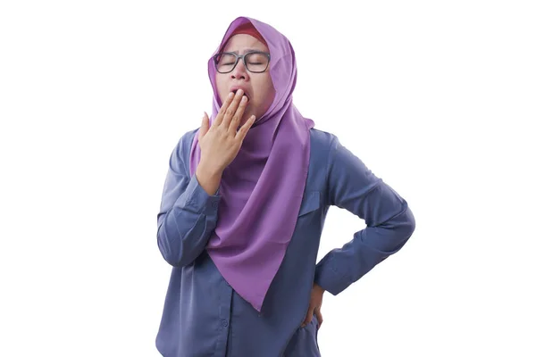 Lelah mengantuk Muslim Lady Yawning, terisolasi di Putih — Stok Foto