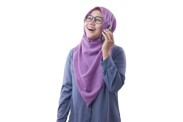 Moslim dame praten op telefoon, lachende uitdrukking — Stockfoto