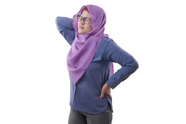 Mulher muçulmana sofre de dor nas costas isolado no branco — Fotografia de Stock