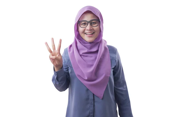 Μουσουλμάνα γυναίκα χαμογελώντας και δείχνει το νούμερο τρία σημάδι χειρονομίας — Φωτογραφία Αρχείου