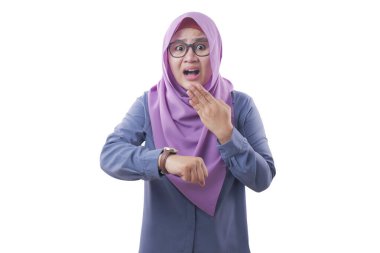 Müslüman İş Kadını Geç Kaldı ve Endişeli Bilek Saatine Bakıyor