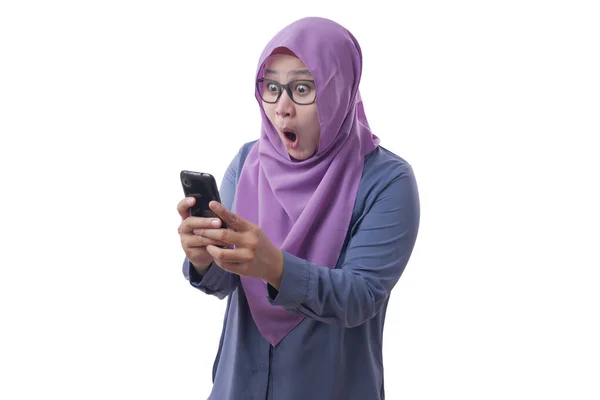 Молодая мусульманка получает шок удивлен получить хорошие новости на свой телефон — стоковое фото
