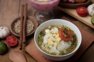 Çorba ile Bubur Ayam veya Endonezya Tavuk Lapası
