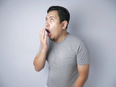 Komik Asyalı Adam Nefesini Kontrol Et