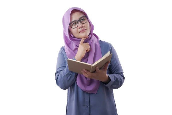 Mulher muçulmana leitura Livro — Fotografia de Stock