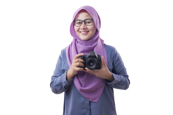 幸せなイスラム教徒の女性写真家がカメラと笑顔を保持 — ストック写真