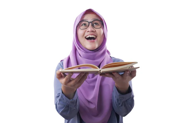 Muslimska affärskvinna läsebok — Stockfoto