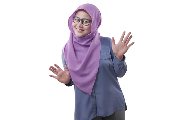 Счастливая смешная азиатская мусульманка, танцующая полную радости — стоковое фото