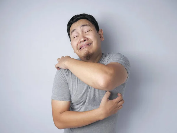 Man känner kliande repa hans kropp — Stockfoto