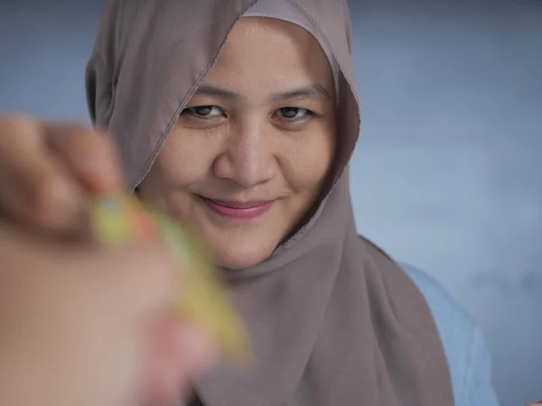Donna musulmana che sorride quando riceve la carta di credito — Foto Stock