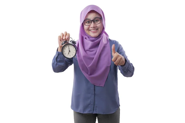 Joven empresaria sonriendo mientras sostiene un reloj —  Fotos de Stock