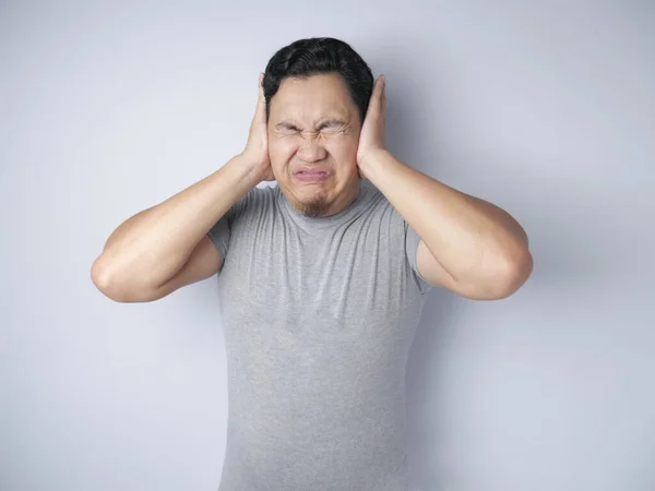 Homem cobriu seu ouvido ignorando o ruído — Fotografia de Stock