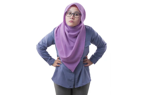 Moslim vrouw wijzend op camera met boze expressie, geven Wa — Stockfoto