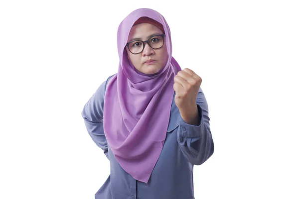 Mulher muçulmana apontando para a câmera com expressão irritada, dando Wa — Fotografia de Stock