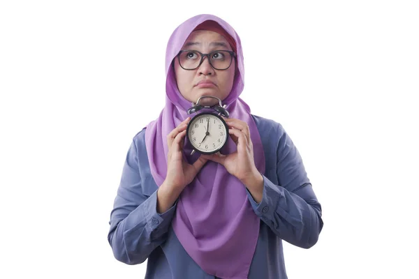 Μουσουλμάνα γυναίκα κρατώντας ρολόι και σκέψη — Φωτογραφία Αρχείου