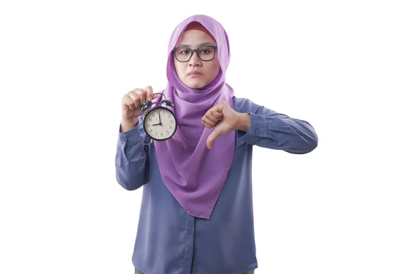 Jeune femme d'affaires montre horloge, expression déçue avec Th — Photo