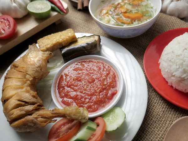 Indonezian Fried Chicken — Fotografie, imagine de stoc
