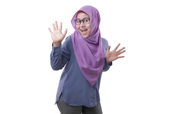 Lycklig rolig asiatisk muslimsk kvinna dansar full av glädje — Stockfoto