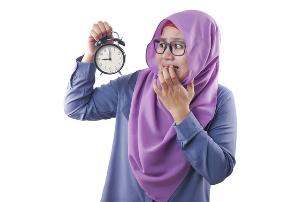 Femme d'affaires musulmane Tard et inquiet En regardant Horloge — Photo