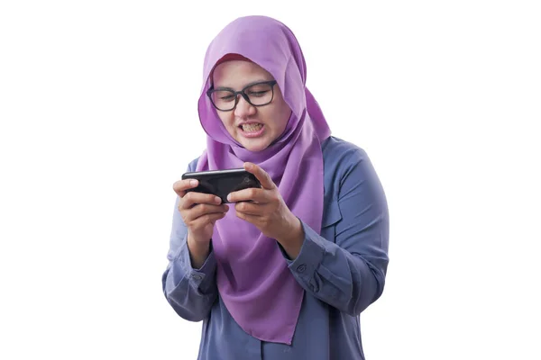 Donna musulmana entusiasta di giocare al telefono — Foto Stock