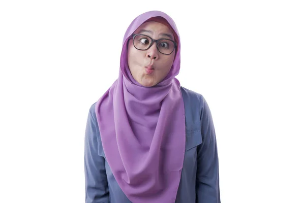 Moslim vrouw maakt dom gezicht — Stockfoto