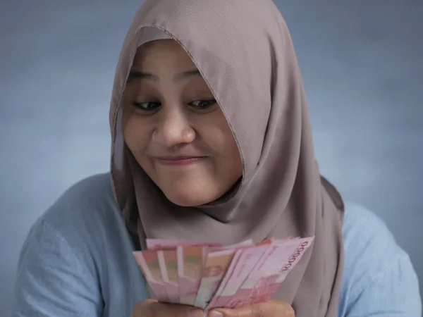 Perempuan Muslim Indonesia Memegang Uang Rupiah — Stok Foto