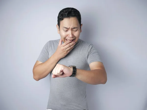 Joven sorprendido al ver el reloj de muñeca, concepto tardío —  Fotos de Stock