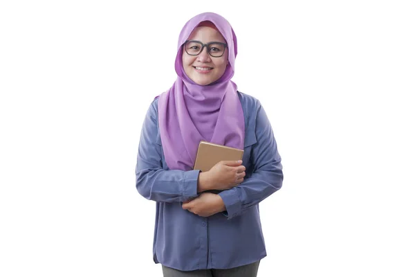 Gelukkige moslim dame met boek — Stockfoto