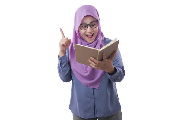 Мусульманка, имеющая хорошую идею при чтении книги — стоковое фото