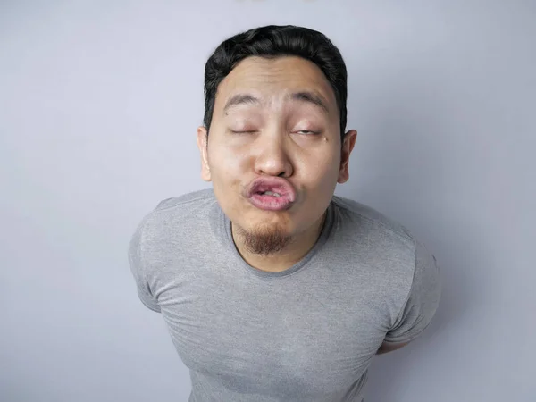 Funful silly азіатська людина trying для поцілунок — стокове фото