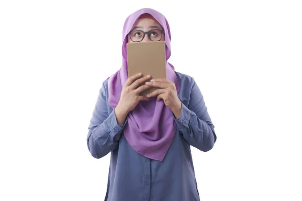 Мусульманську жінку читання книги — стокове фото