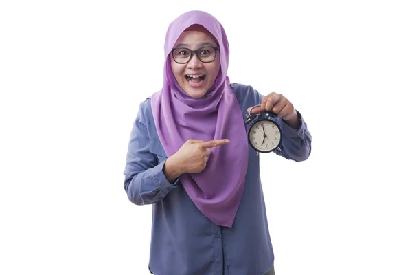 Мусульманская предпринимательница с будильником — стоковое фото